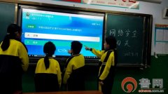 用画笔勾勒平安上彀小常识；家长陪同孩